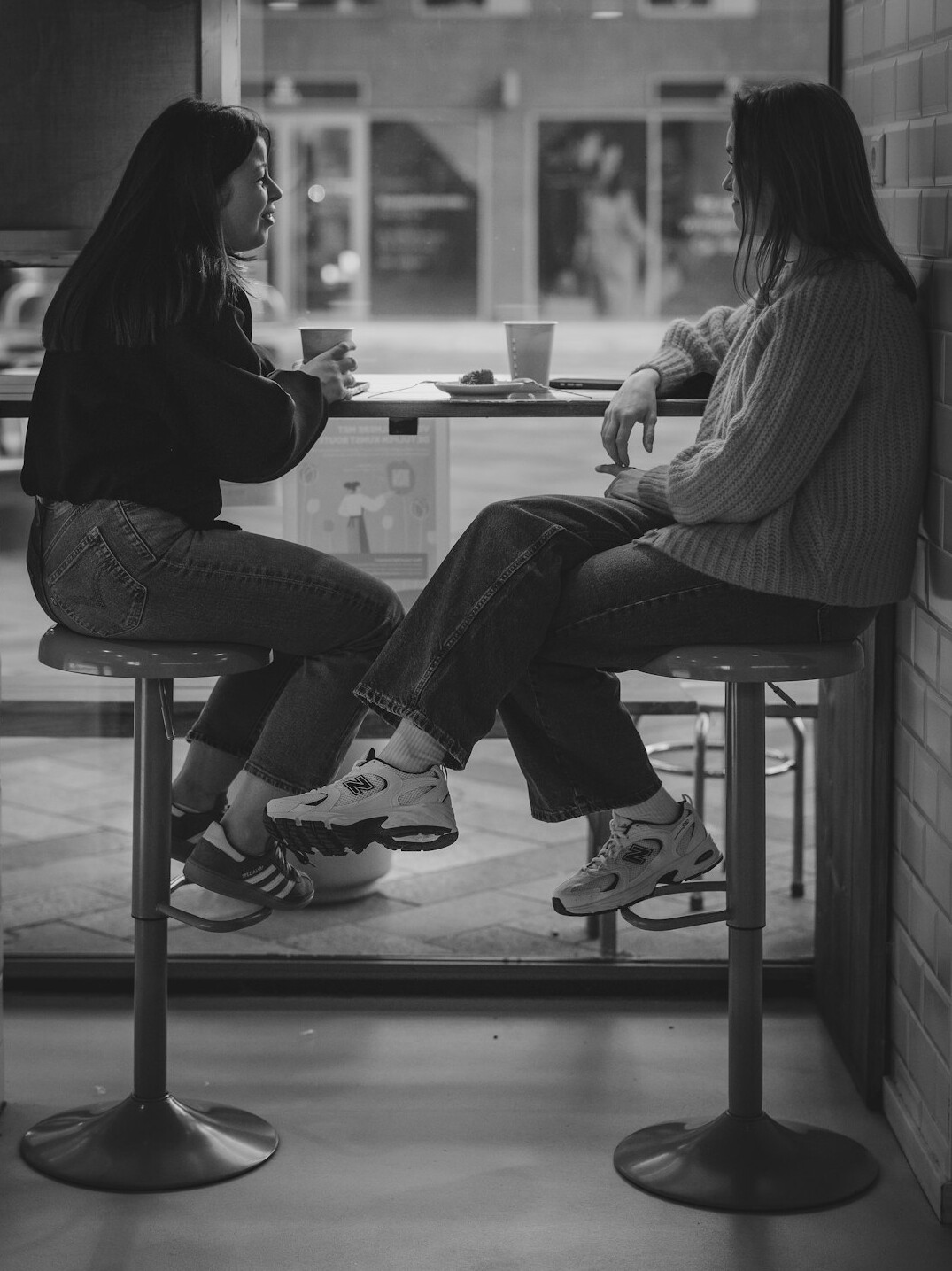 chilean friends at cafe